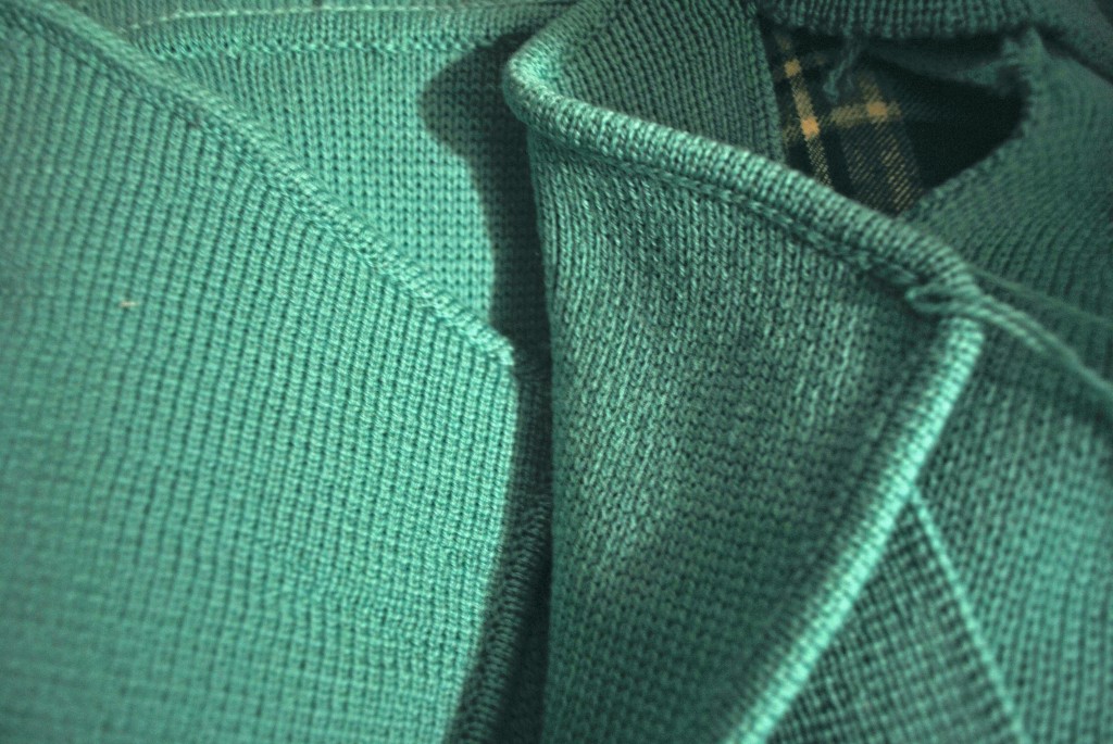 tubular finishing on lapels.