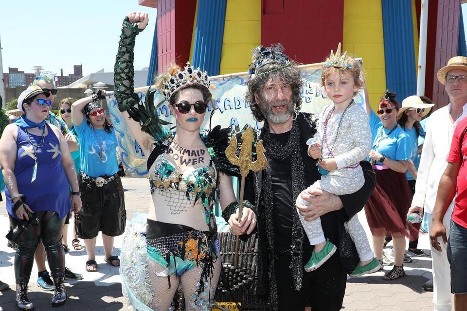 Amanda Palmer and Neil Gaiman in 2018 Mermaid Parade