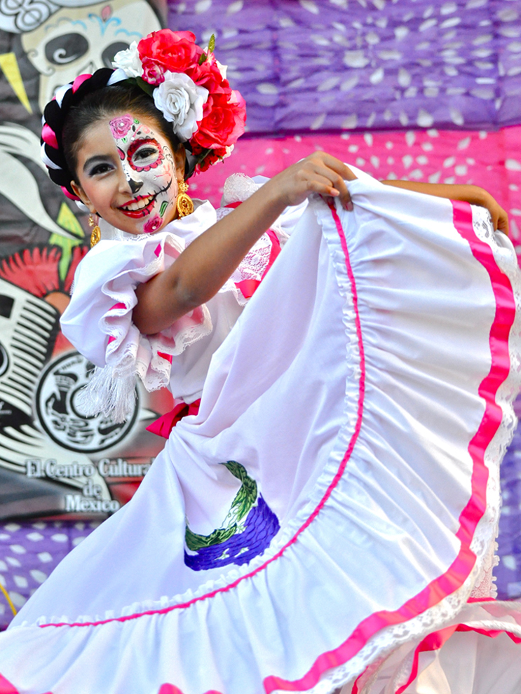 This young talented dancer caught my eye during her performance at the event "Noche de Altares", a celebration of Dia de Los Muertos (Day of the Dead)