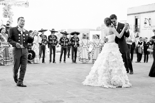 Wedding couple dancing to mariachi band 